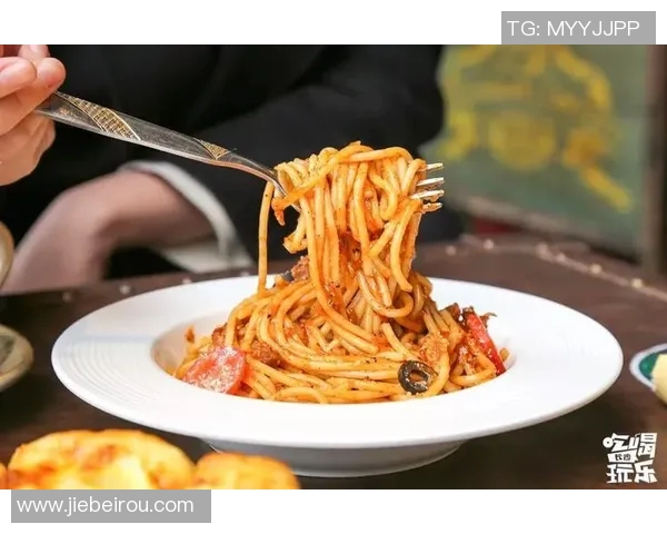 足球明星挑战芒果踢球视频引发热议网友纷纷点赞分享趣味十足