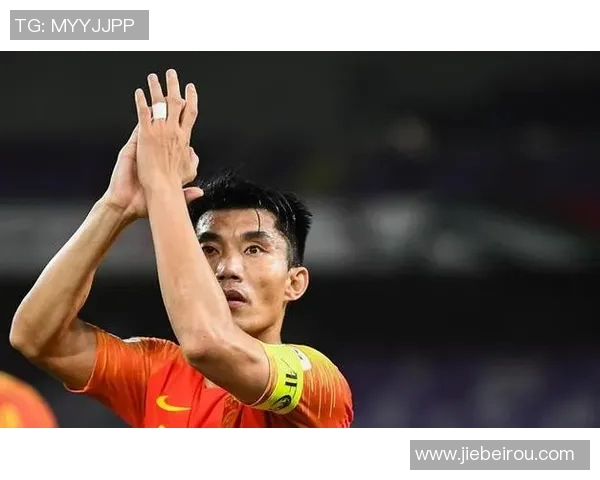 足球明星慷慨解囊捐款助力公益事业的感人故事与榜样力量