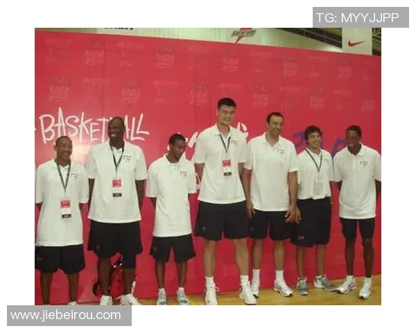 明星们纷纷展示与篮球明星的亲密合影和签名引发热议